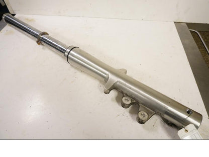 Framsidan på Gaffelben från en Suzuki VL 800 -2004 motorcykel.