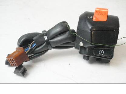 Framsidan på <p>Styrelreglage höger från Honda CB 600 Hornet 2003.</p>

<p>Pigg avbruten för att fästa reglaget i styret.</p> motorcykel.