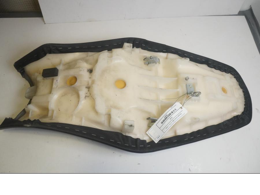 Vänster sida på <p>Sadel från Kawasaki ER-6N ABS 2011.</p>

<p>3st hål i underkanten på klädseln.</p> motorcykel.