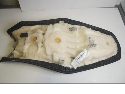 Vänster sida på <p>Sadel från Kawasaki ER-6N ABS 2011.</p>

<p>3st hål i underkanten på klädseln.</p> motorcykel.