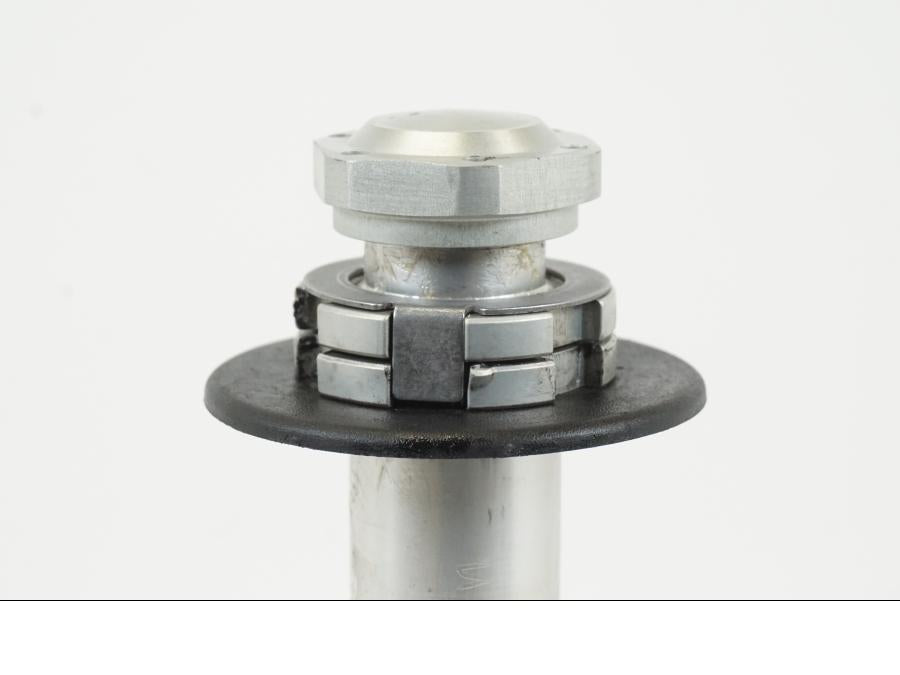 Snett nerifrån på Gaffelkrona från en Triumph Speed Triple -2021 motorcykel.