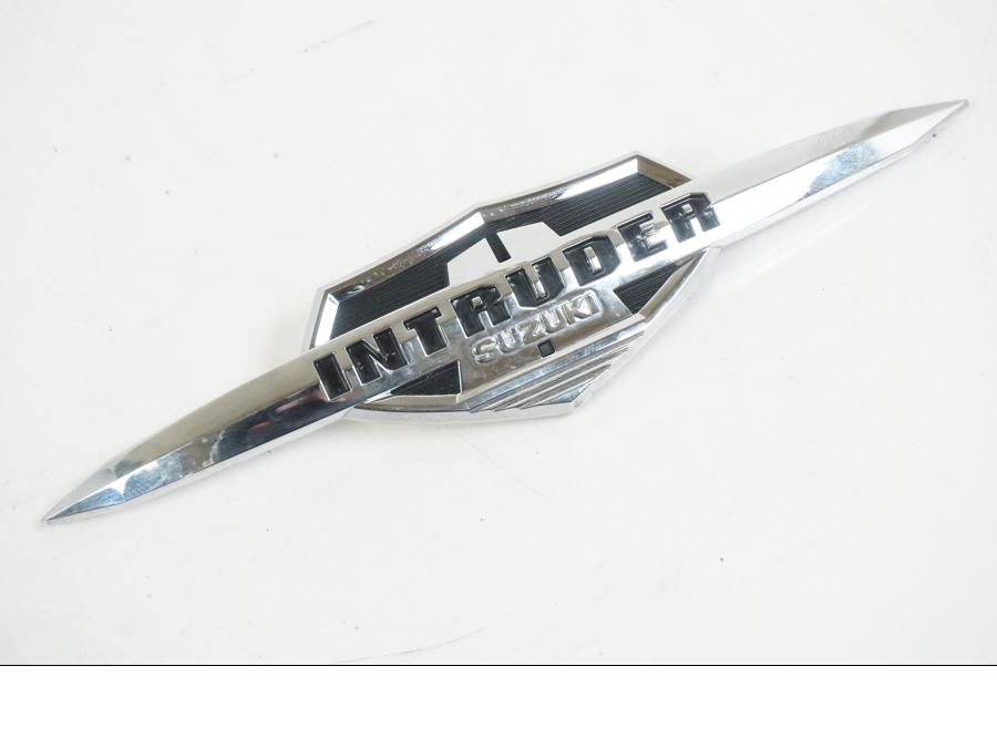 Framsidan på Emblem från en Suzuki VZR 1800 -2009 motorcykel.