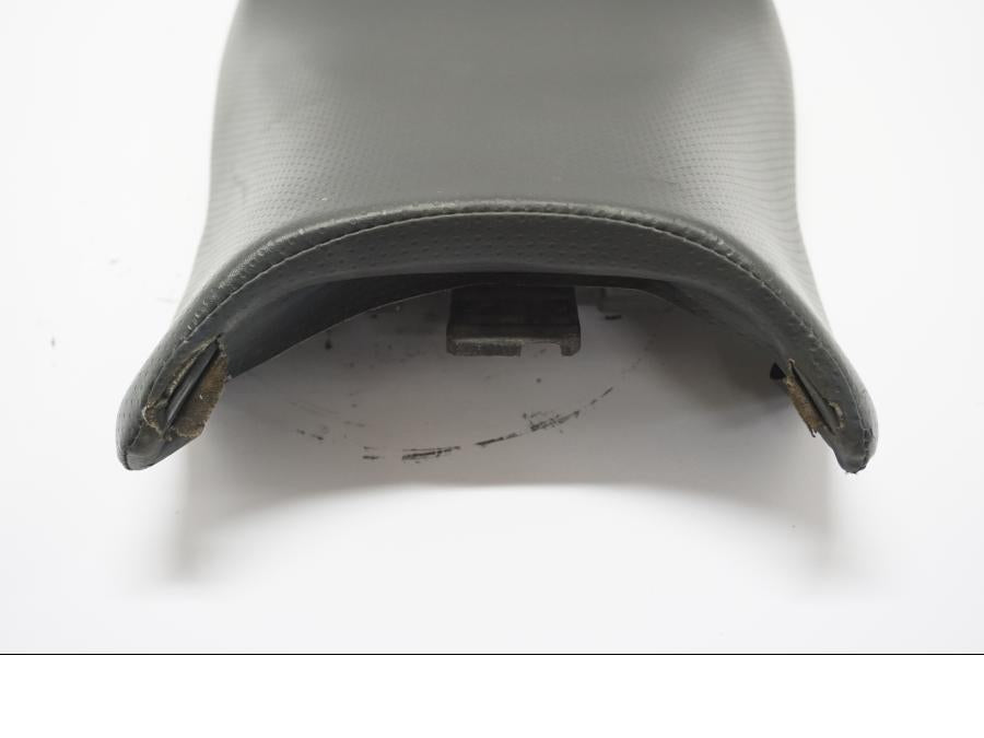 Snett uppifrån på Sadel från en Honda VTR 1000 F -2005 motorcykel.