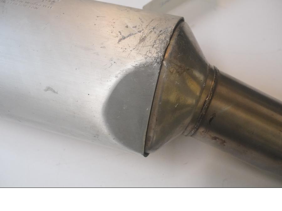 Vänster sida på Ljuddämpare från en Ducati Monster 600 -1998 motorcykel.