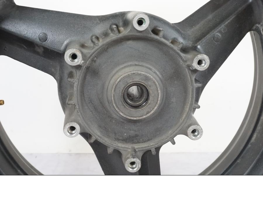 Baksidan på Fälg från en Honda CBR 1000 F -1999 motorcykel.