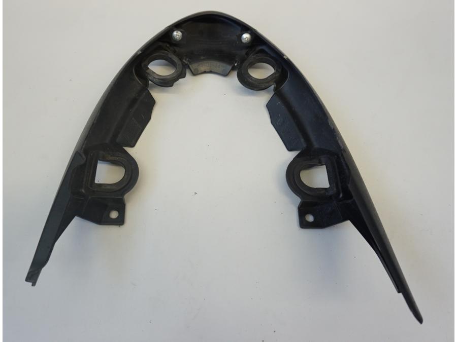 Vänster sida på Bakvinge från en Suzuki SFV 650 A Gladius -2012 motorcykel.