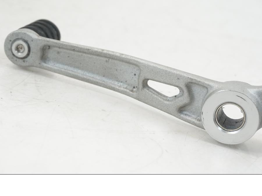 Snett uppifrån på Växelpedal från en Triumph Speed Triple -2021 motorcykel.