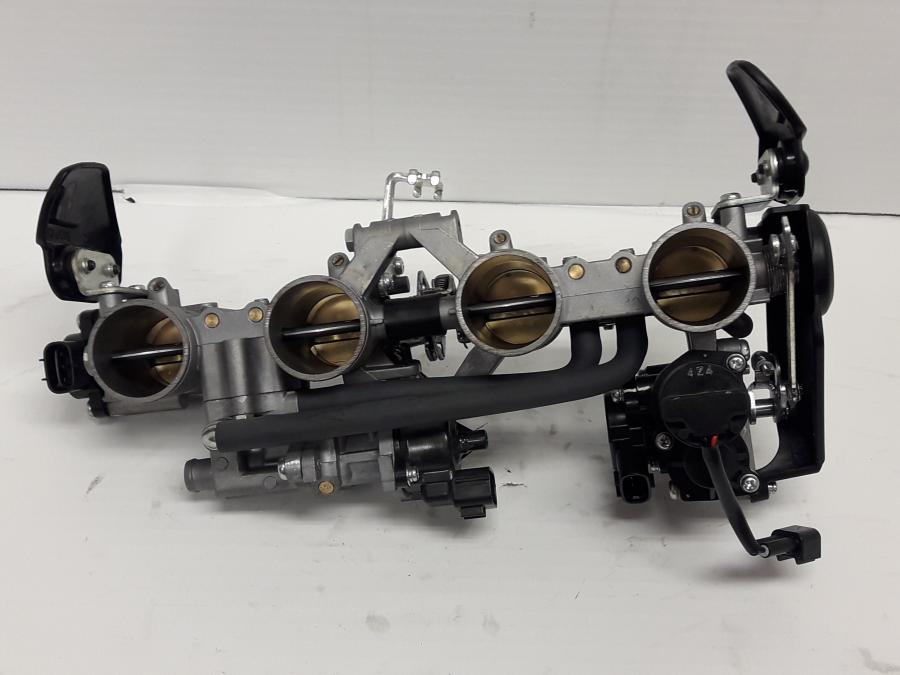 Framsidan på Spjällhus från en Yamaha XJR 1300 -2015 motorcykel.