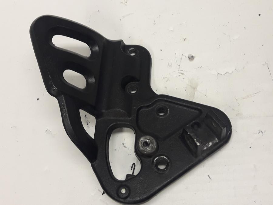 Framsidan på Fotpinnefäste från en Triumph Tiger -1999 motorcykel.