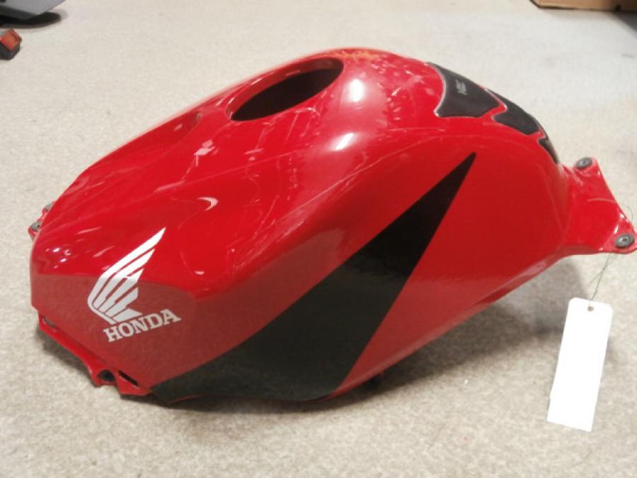 Vänster sida på Bensintankskåpa från en Honda CBR 600 RR -2003 motorcykel.