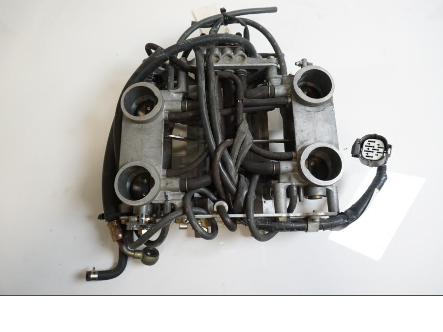 Framsidan på Spjällhus från en Honda VFR 800 -1998 motorcykel.