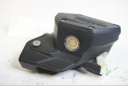 Framsidan på Bromshuvudcylinder från en BMW R 1200 RS -2015 motorcykel.