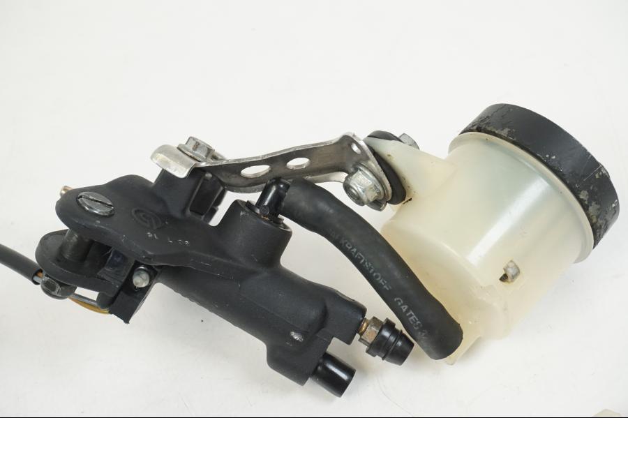 Baksidan på Bromshuvudcylinder från en Aprilia RS 250 -1998 motorcykel.