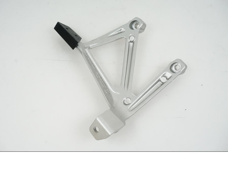 Baksidan på Fotpinnefäste från en BMW R 1250 GS -2017 motorcykel.