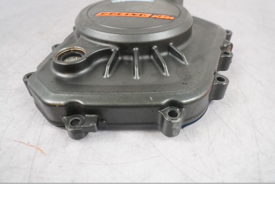 Baksidan på Kopplingskåpa från en KTM 125 Duke -2017 motorcykel.