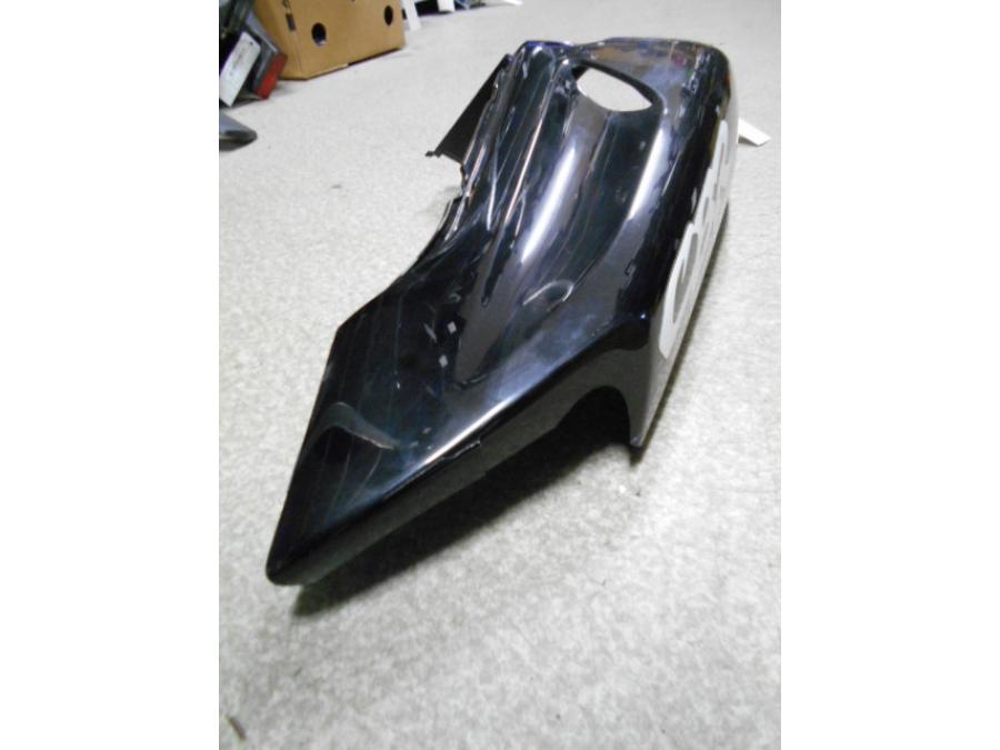 Höger sida på <p>Bakvinge höger från Honda CBR 900 RR 1999.</p>

<p>Spricka baktill se bild.</p> motorcykel.