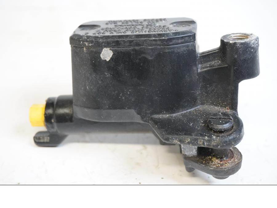 Framsidan på Kopplingshuvudcylinder från en Aprilia ETV 1000 -2002 motorcykel.