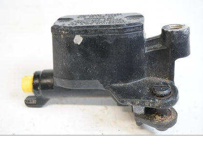 Framsidan på Kopplingshuvudcylinder från en Aprilia ETV 1000 -2002 motorcykel.