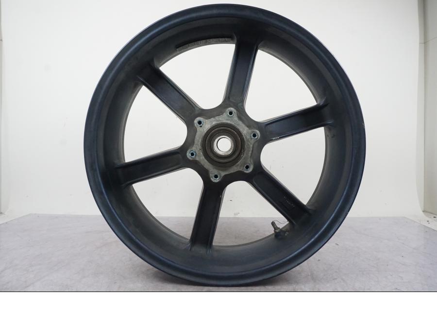 Snett nerifrån på Fälg från en Buell 1125 R -2008 motorcykel.