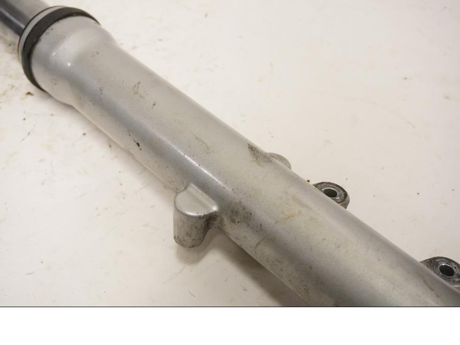 Höger sida på Gaffelben från en Triumph America -2004 motorcykel.