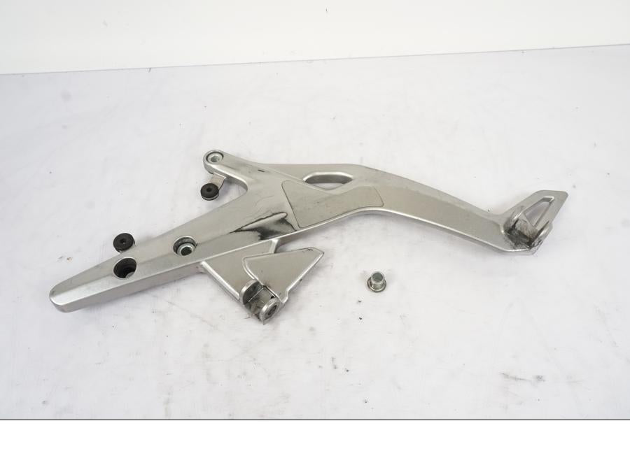 Framsidan på Fotpinnefäste från en Kawasaki ER-6N -2012 motorcykel.