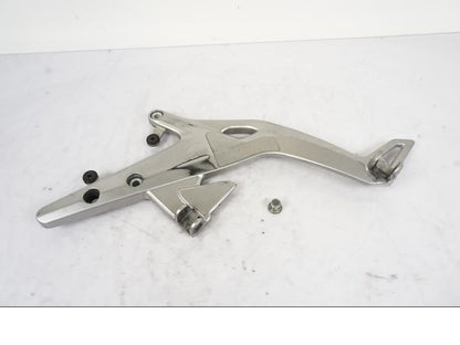 Framsidan på Fotpinnefäste från en Kawasaki ER-6N -2012 motorcykel.