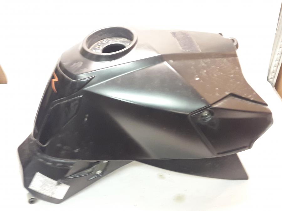 Baksidan på Bensintank från en KTM 990 Super Duke -2007 motorcykel.