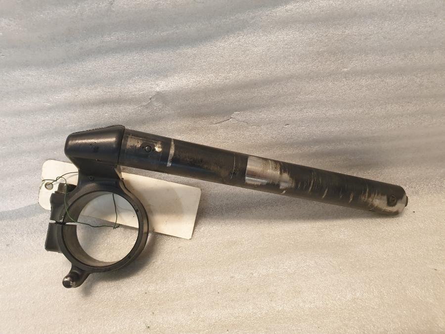 Baksidan på Styre från en Honda CBR 900 RR -2003 motorcykel.