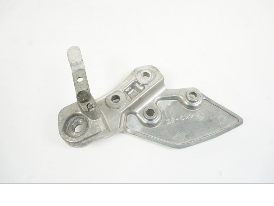 Baksidan på Fotpinnefäste från en Yamaha XJR 1300 -2007 motorcykel.