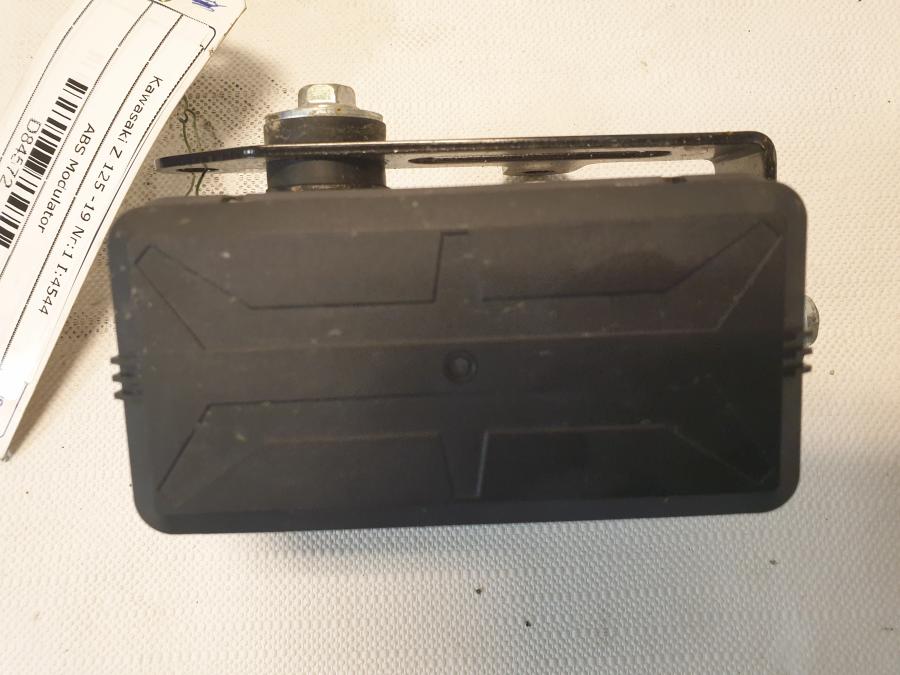 Framsidan på ABS Modulator från en Kawasaki Z 125 -2019 motorcykel.
