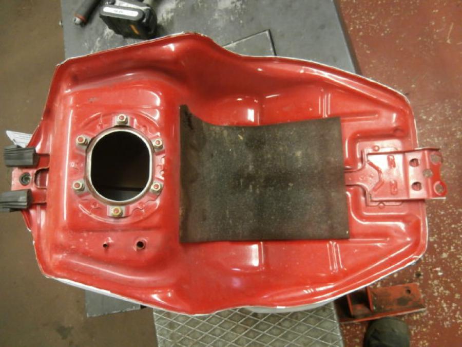 Snett nerifrån på Bensintank från en Honda CBR 900 RR -2000 motorcykel.