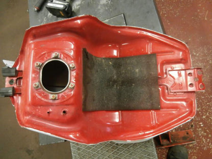 Snett nerifrån på Bensintank från en Honda CBR 900 RR -2000 motorcykel.