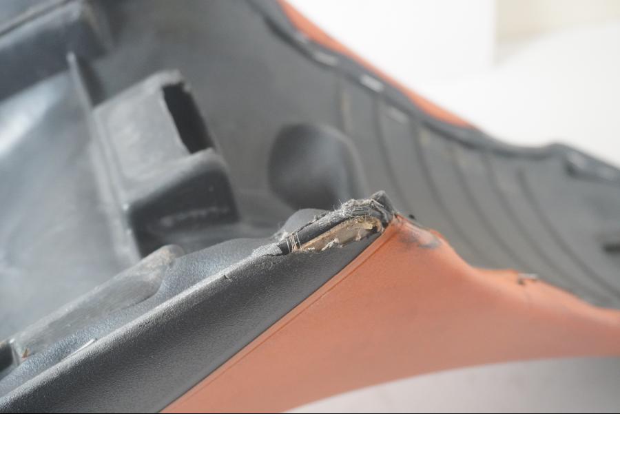 Vänster sida på Sadel från en KTM 625 Duke II -2002 motorcykel.