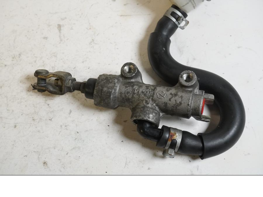 Baksidan på Bromshuvudcylinder från en Kawasaki ZX-12R -2000 motorcykel.