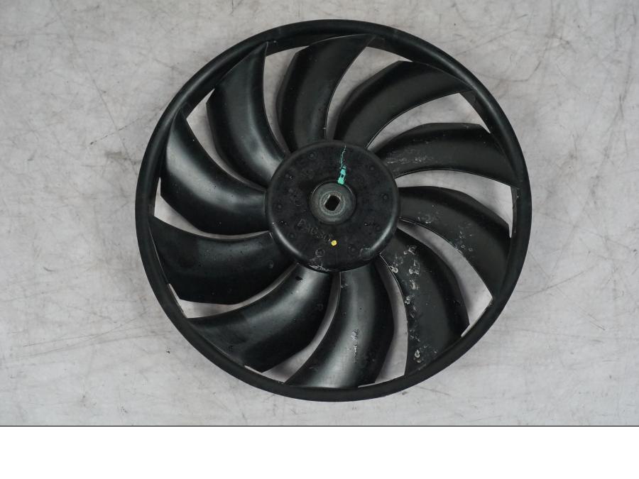 Framsidan på Vattenkylfläkt från en Yamaha MT-09 -2024 motorcykel.