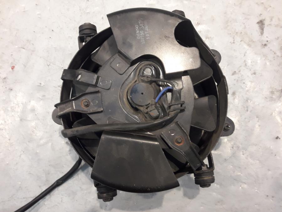 Baksidan på Vattenkylfläkt från en Suzuki VZ 800 -1999 motorcykel.