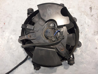 Baksidan på Vattenkylfläkt från en Suzuki VZ 800 -1999 motorcykel.