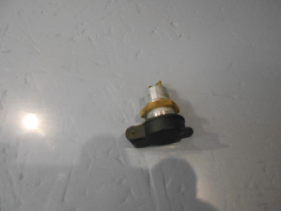 Framsidan på El uttag 12 V från en Triumph Tiger 800 -2016 motorcykel.