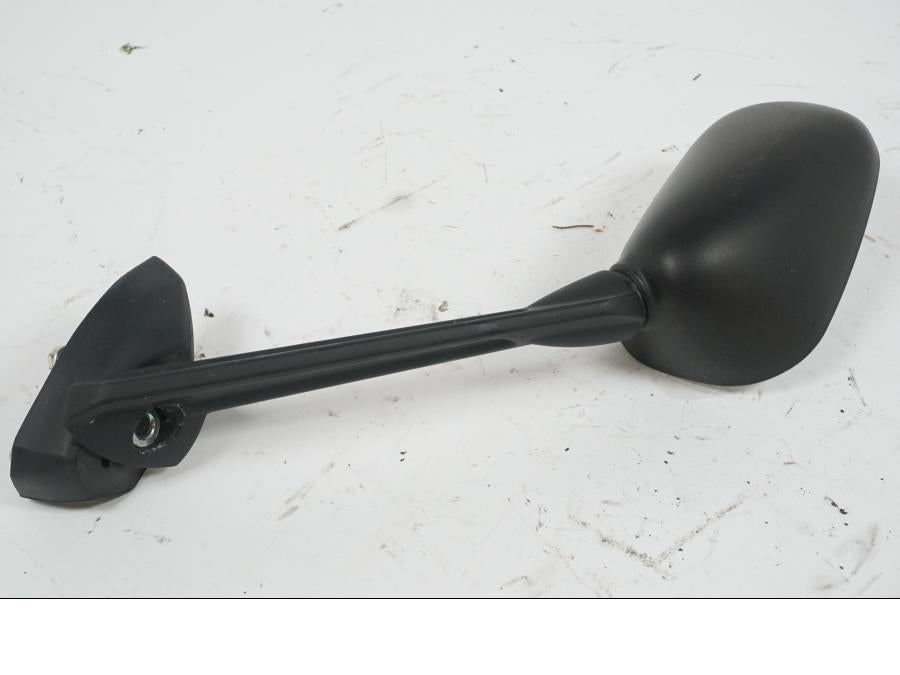 Snett nerifrån på Backspegel från en Yamaha XJ 6 -2011 motorcykel.