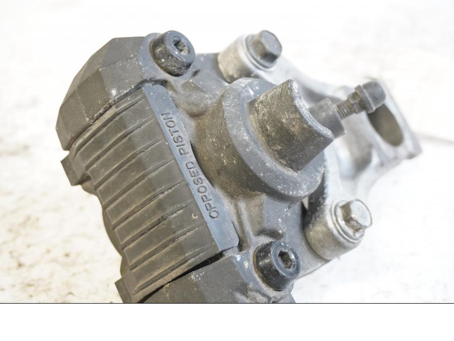 Baksidan på Bromsok från en Suzuki GSX-R 750 -2000 motorcykel.