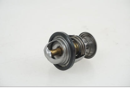 Baksidan på Vattenkyltermostat från en KTM 1290 Super Duke R -2021 motorcykel.