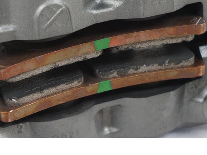 Snett nerifrån på Bromsok från en KTM 1290 Super Duke R EVO -2023 motorcykel.