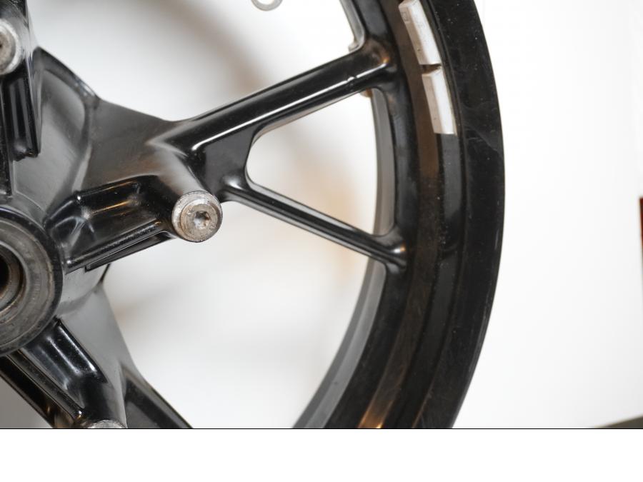 Vänster sida på Fälg från en BMW F 700 GS -2014 motorcykel.