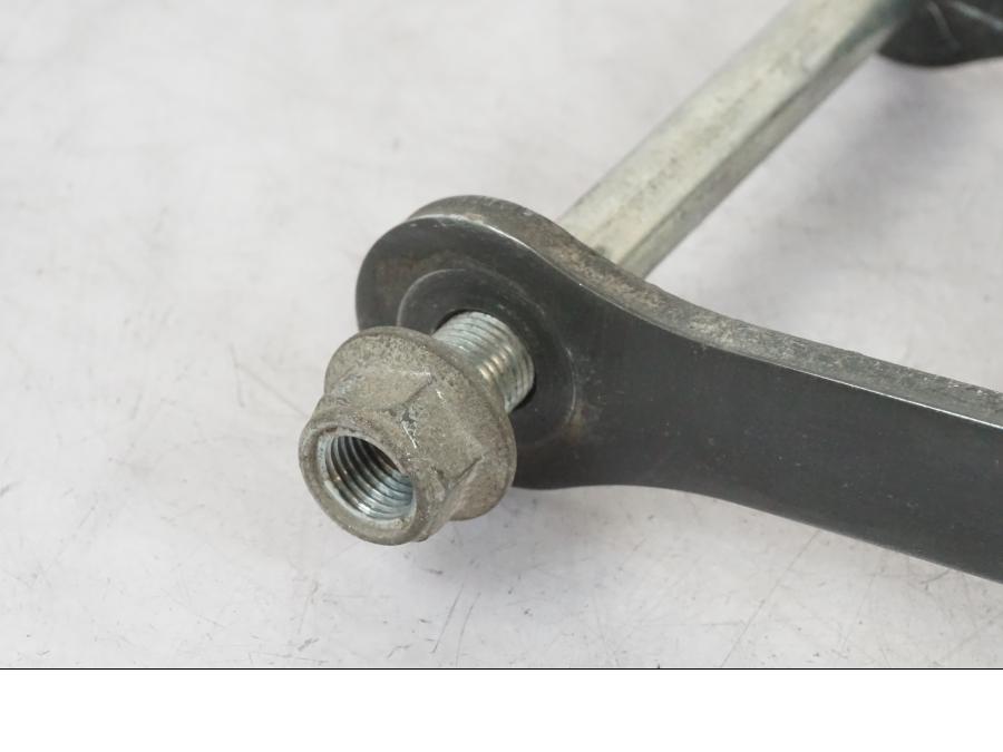 Vänster sida på Stötdämparlänkage från en Suzuki VL 800 -2002 motorcykel.