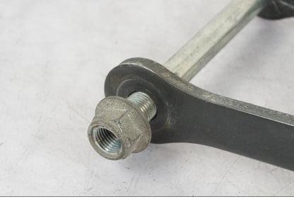 Vänster sida på Stötdämparlänkage från en Suzuki VL 800 -2002 motorcykel.