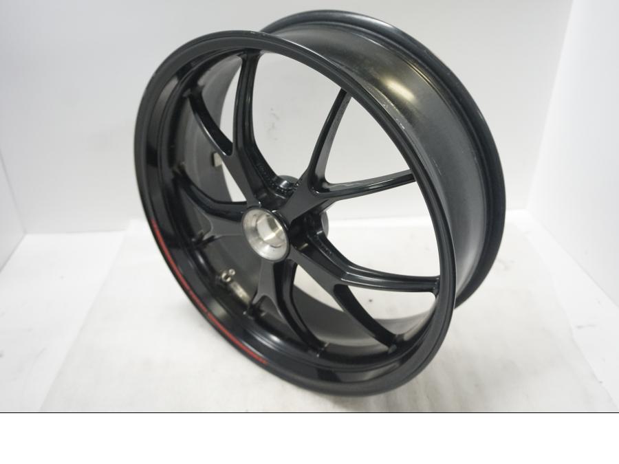 Framsidan på Fälg från en Ducati Monster 796 -2013 motorcykel.