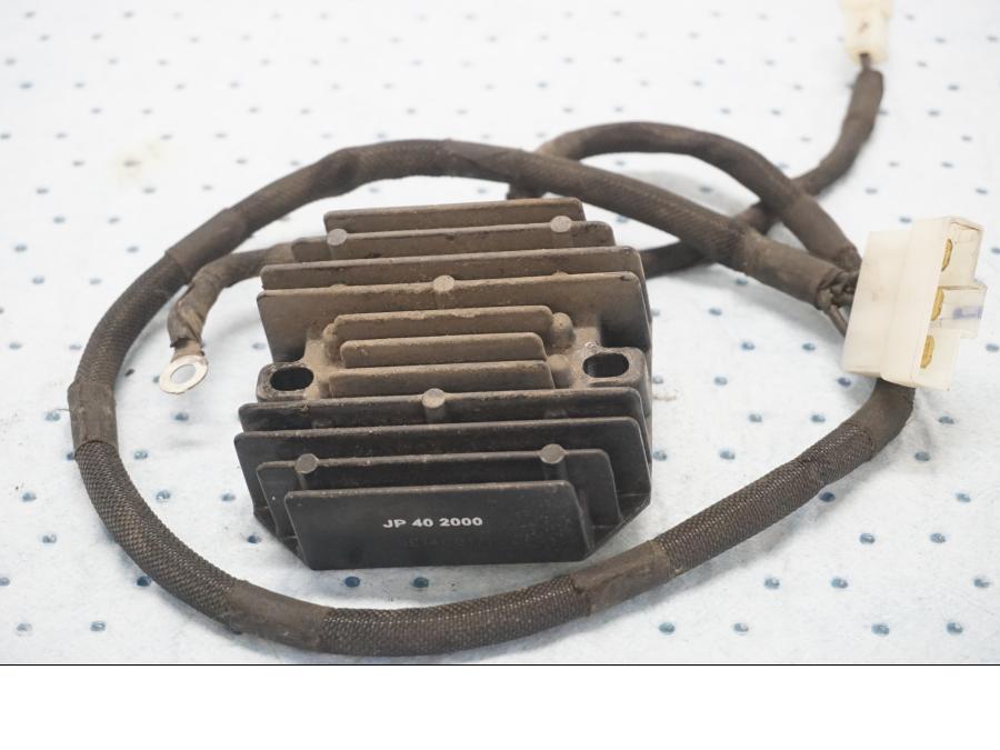 Framsidan på Likriktare från en KTM 125 Duke -2017 motorcykel.