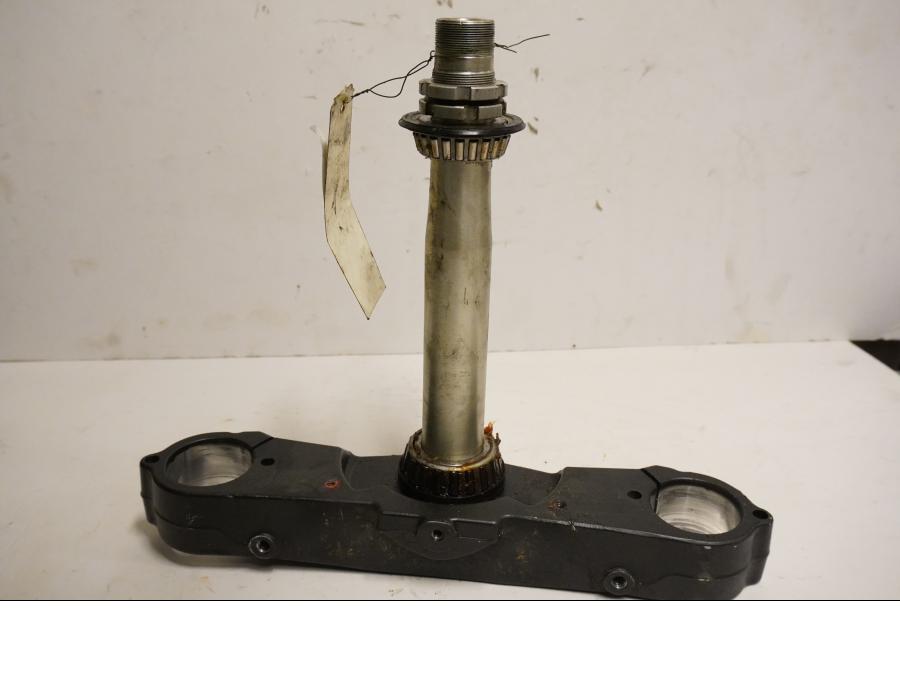 Framsidan på Gaffelkrona från en Yamaha XV 1900 -2007 motorcykel.