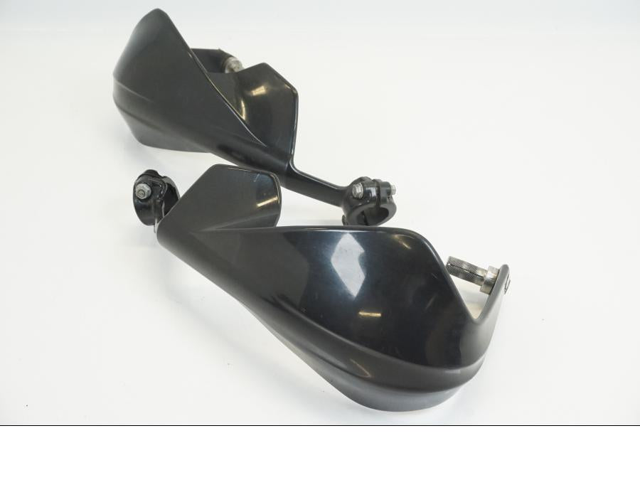 Baksidan på Handskydd från en KTM 640 LC4 SM -2005 motorcykel.