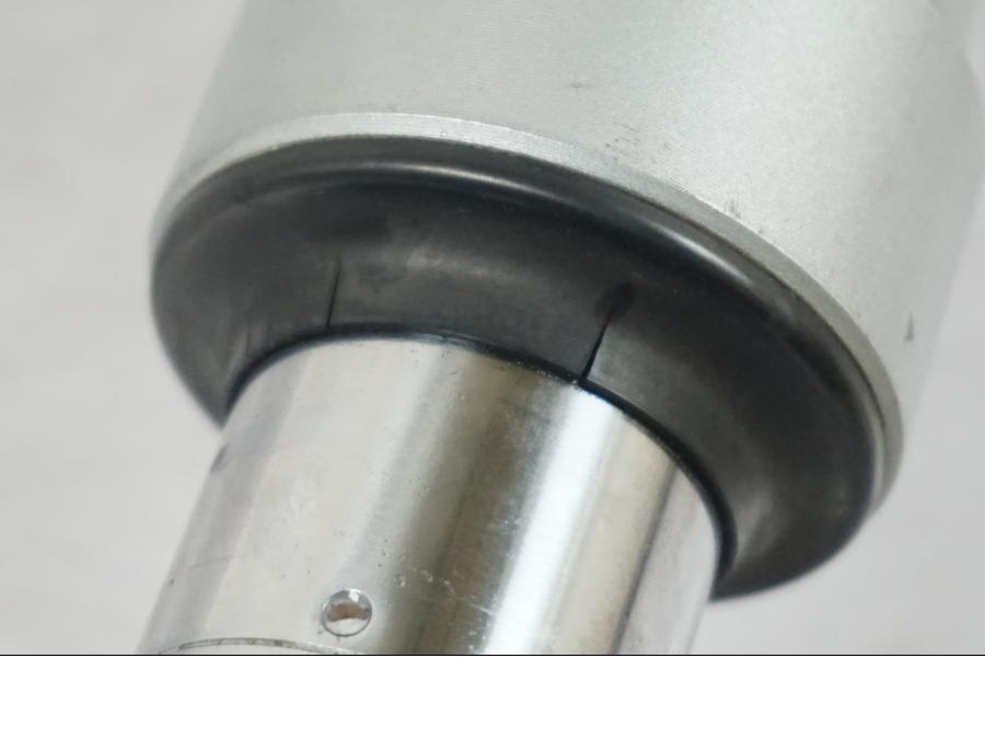 Vänster sida på Gaffelben från en BMW R 1200 R -2007 motorcykel.